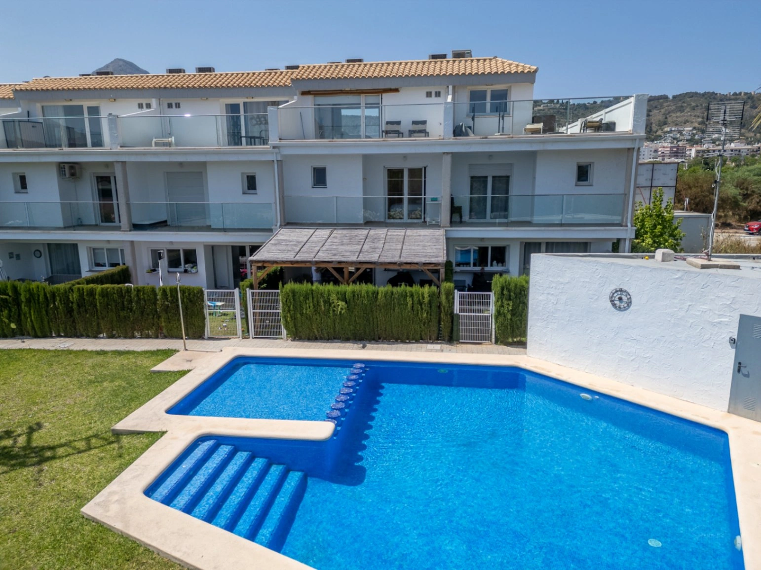 Adosado moderno de 4 dormitorios con patio privado, piscina y parking cerca del casco antiguo de Jávea