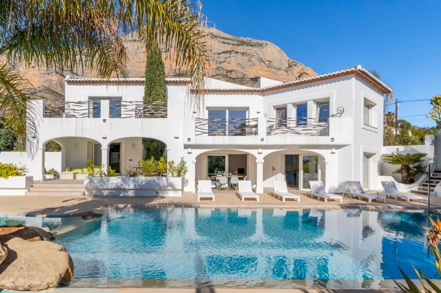 Impresionante villa de estilo ibicenco con pista de tenis y vistas al Montgó en Jávea