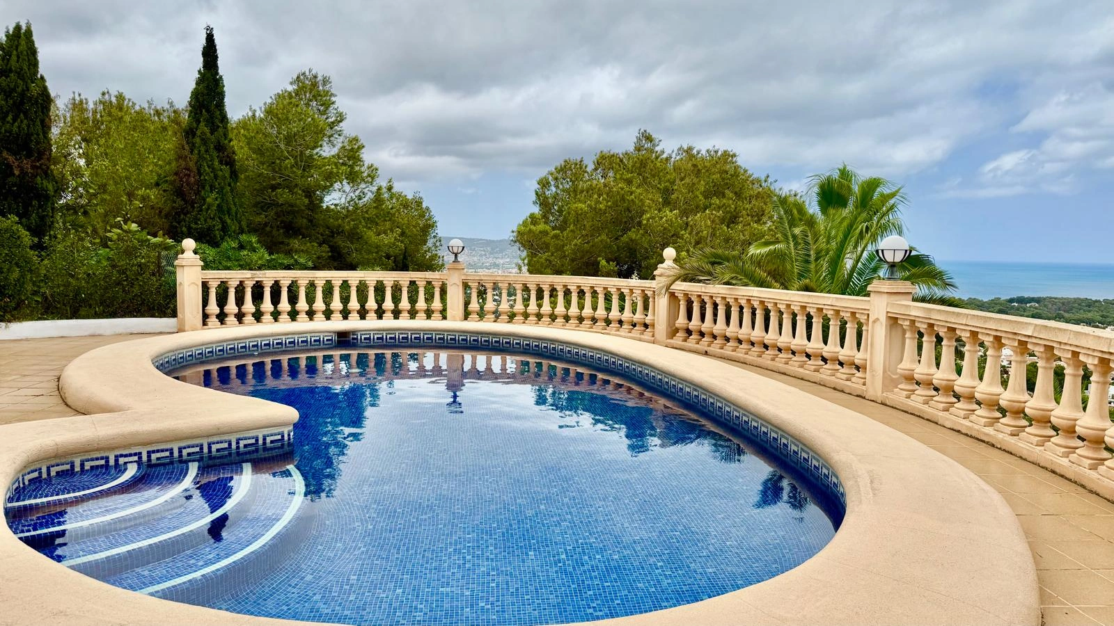Encantadora villa de estilo ibicenco con vistas panorámicas al mar en Jávea