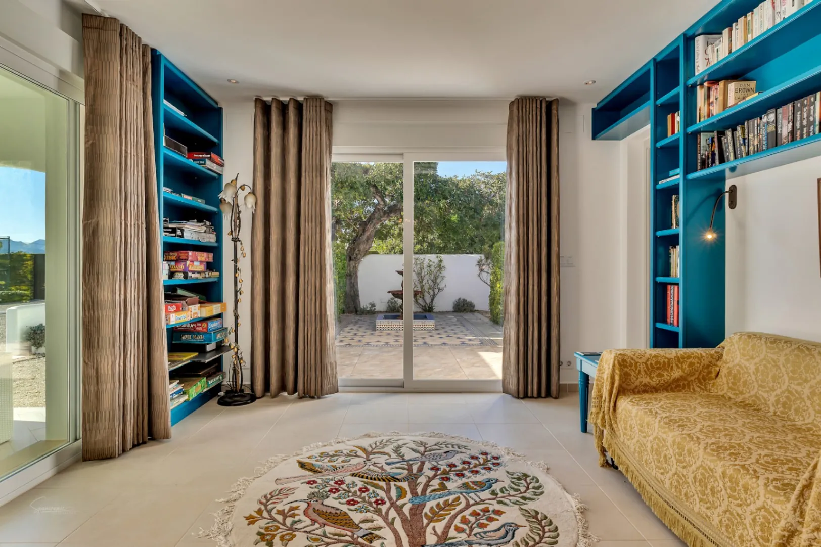 Impresionante villa de estilo ibicenco con pista de tenis y vistas al Montgó en Jávea
