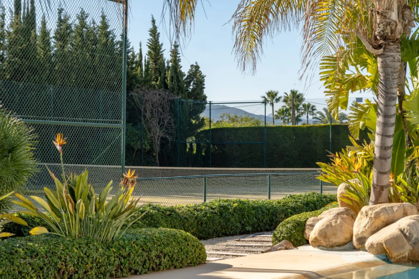 Impresionante villa de estilo ibicenco con pista de tenis y vistas al Montgó en Jávea