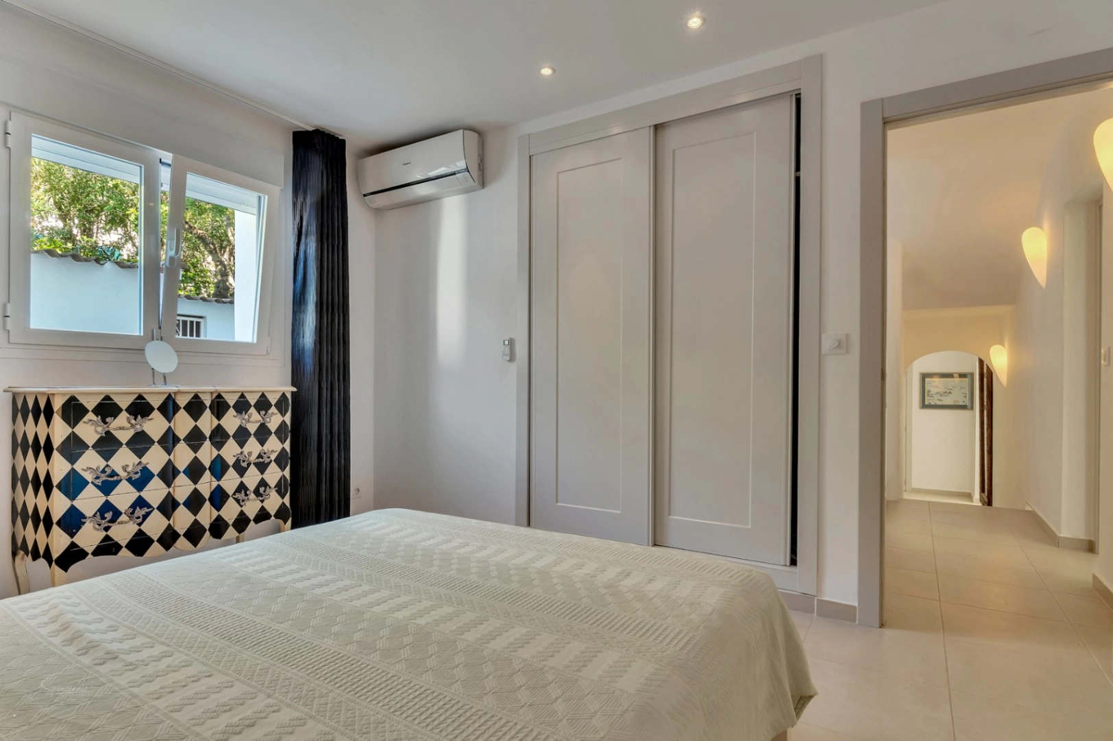 Impresionante villa de estilo ibicenco con pista de tenis y vistas al Montgó en Jávea