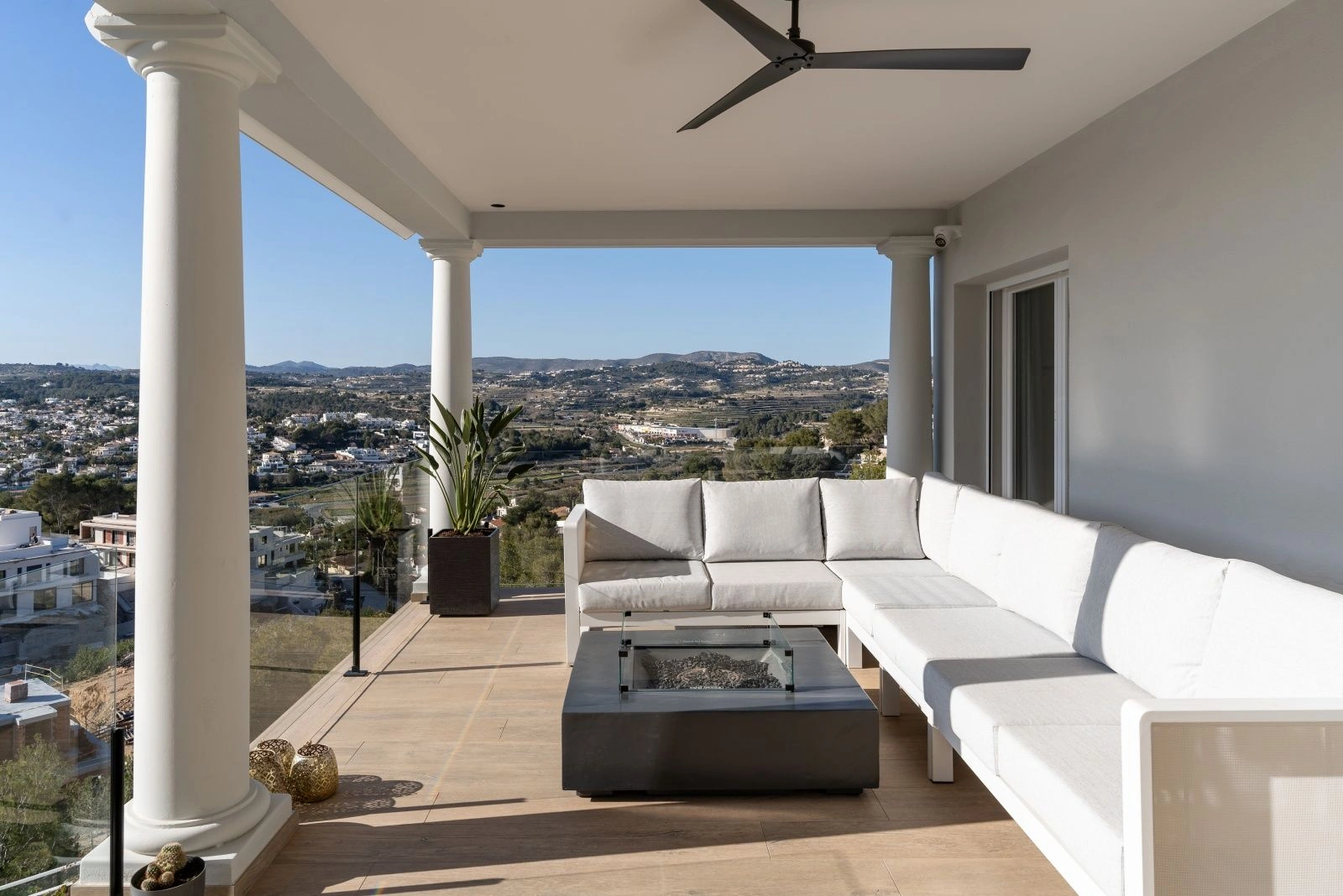 Villa completamente reformada con vistas al mar en Moraira