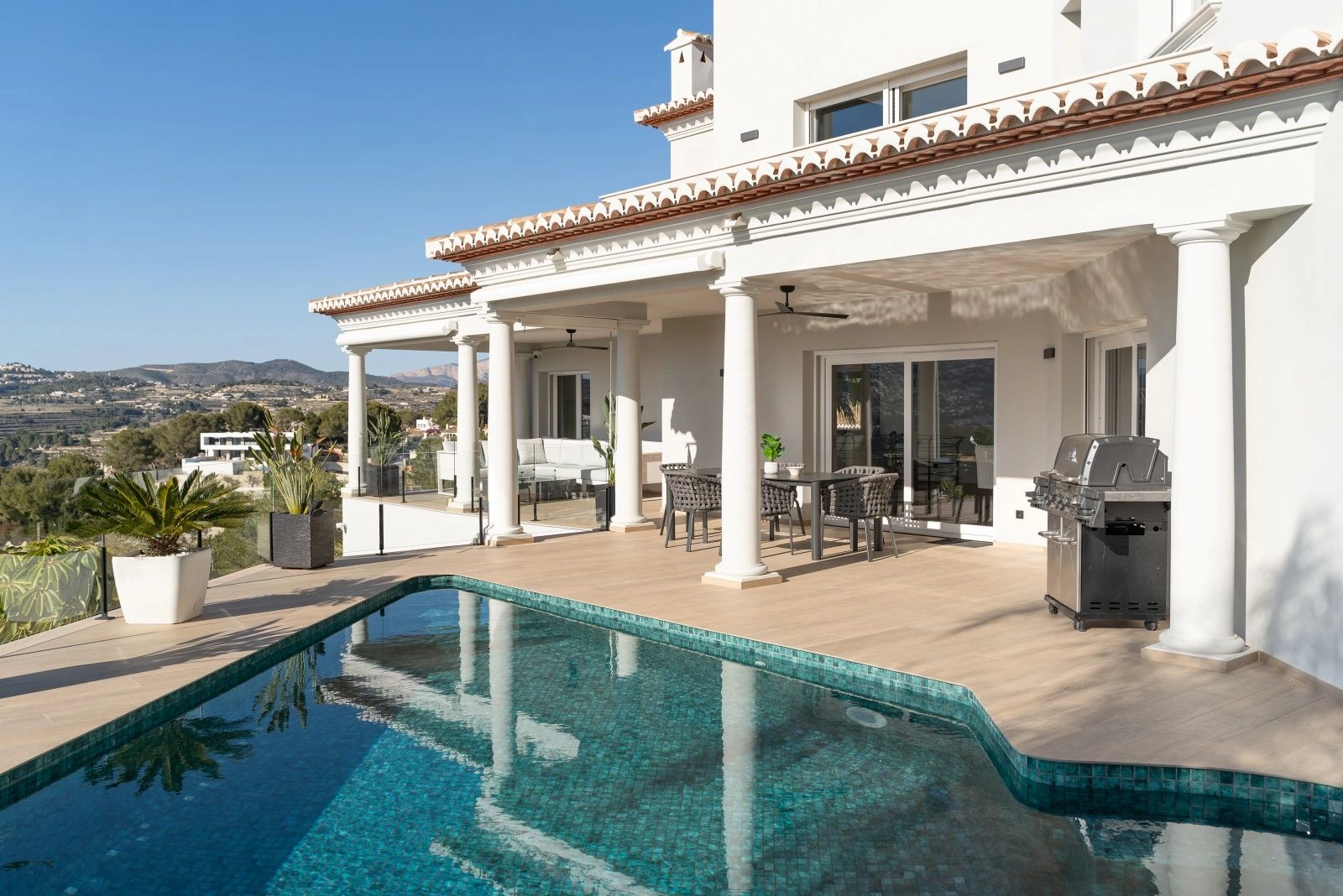 Villa completamente reformada con vistas al mar en Moraira