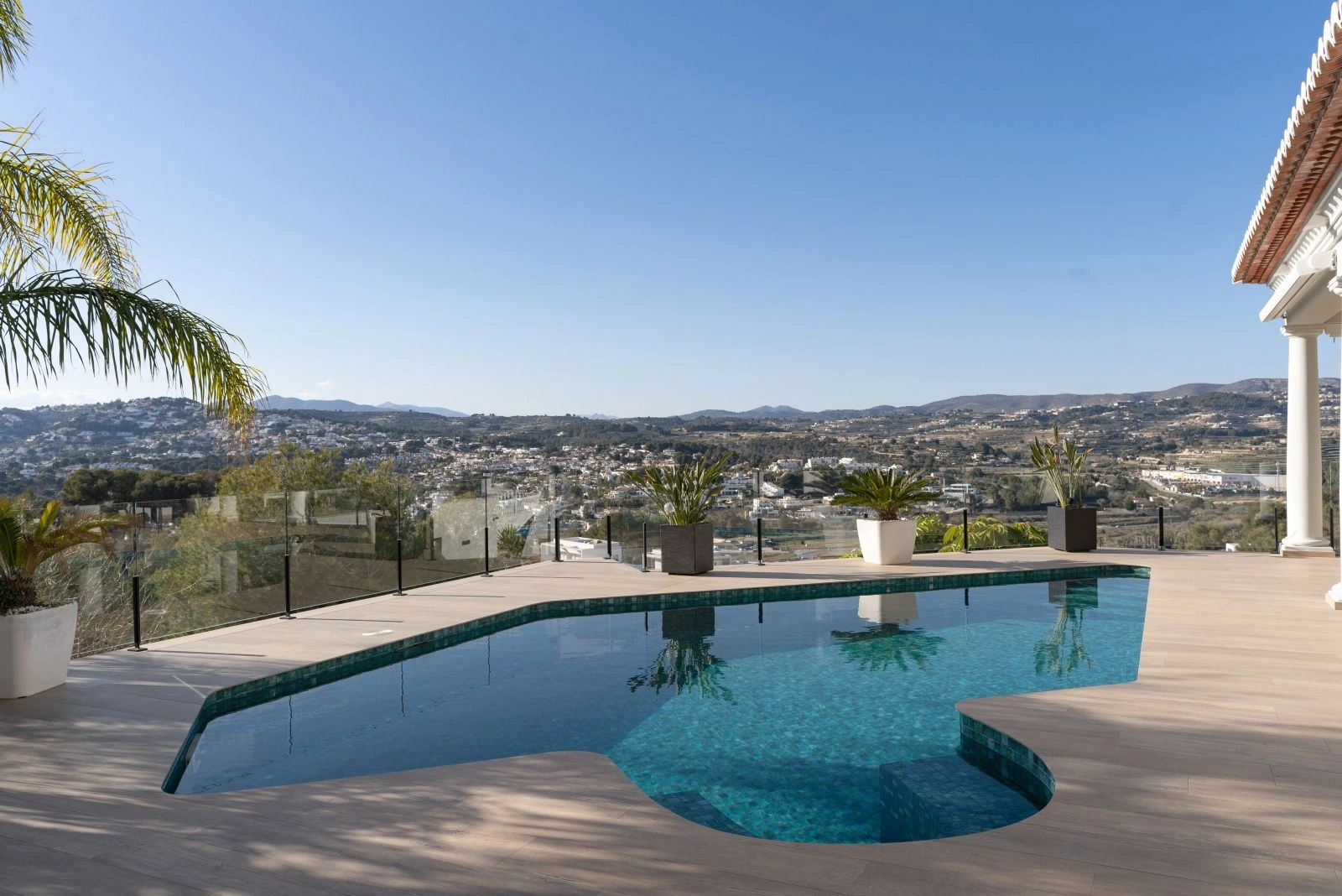 Villa completamente reformada con vistas al mar en Moraira