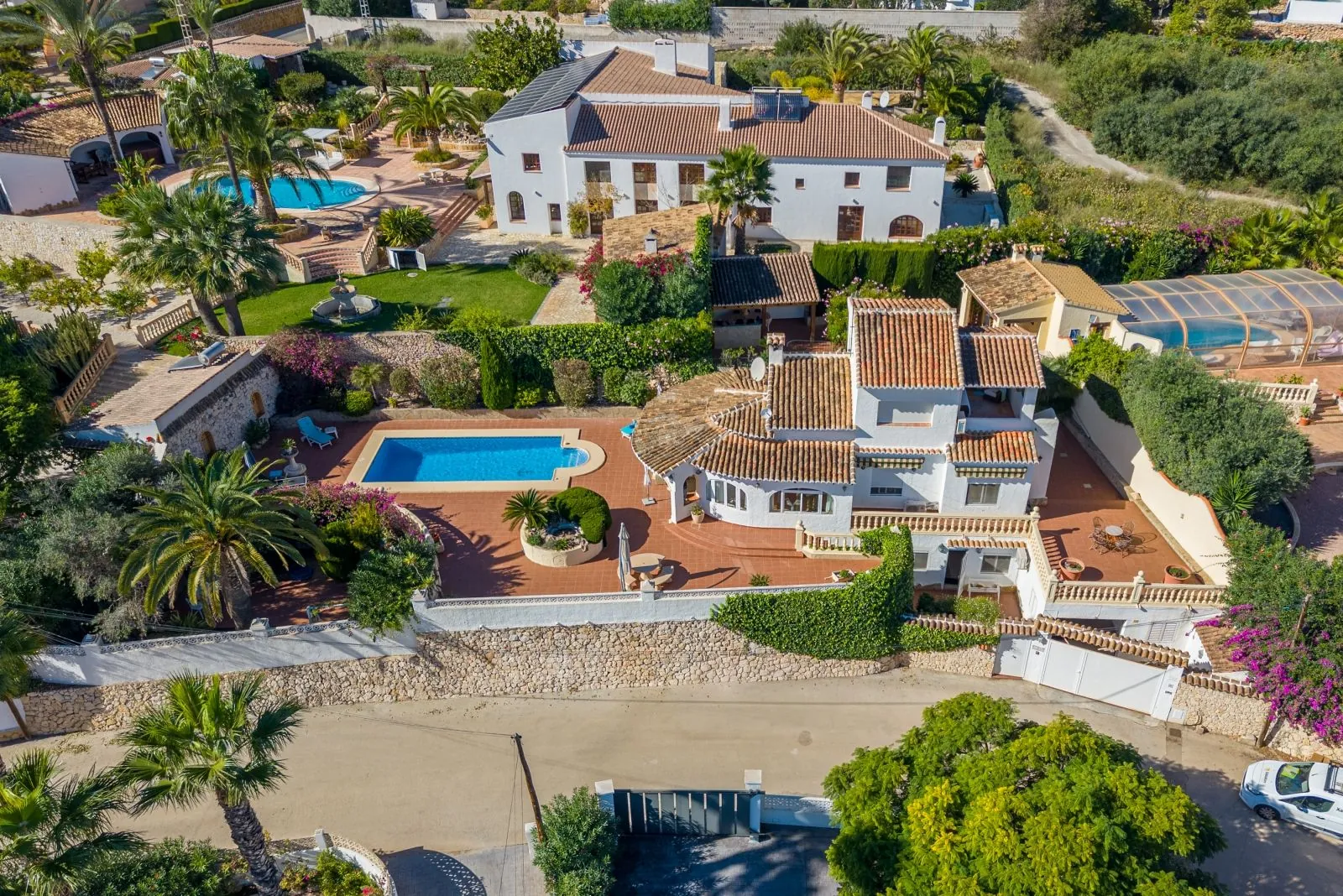 Villa mediterránea con carácter, apartamentos de invitados y estupendas vistas