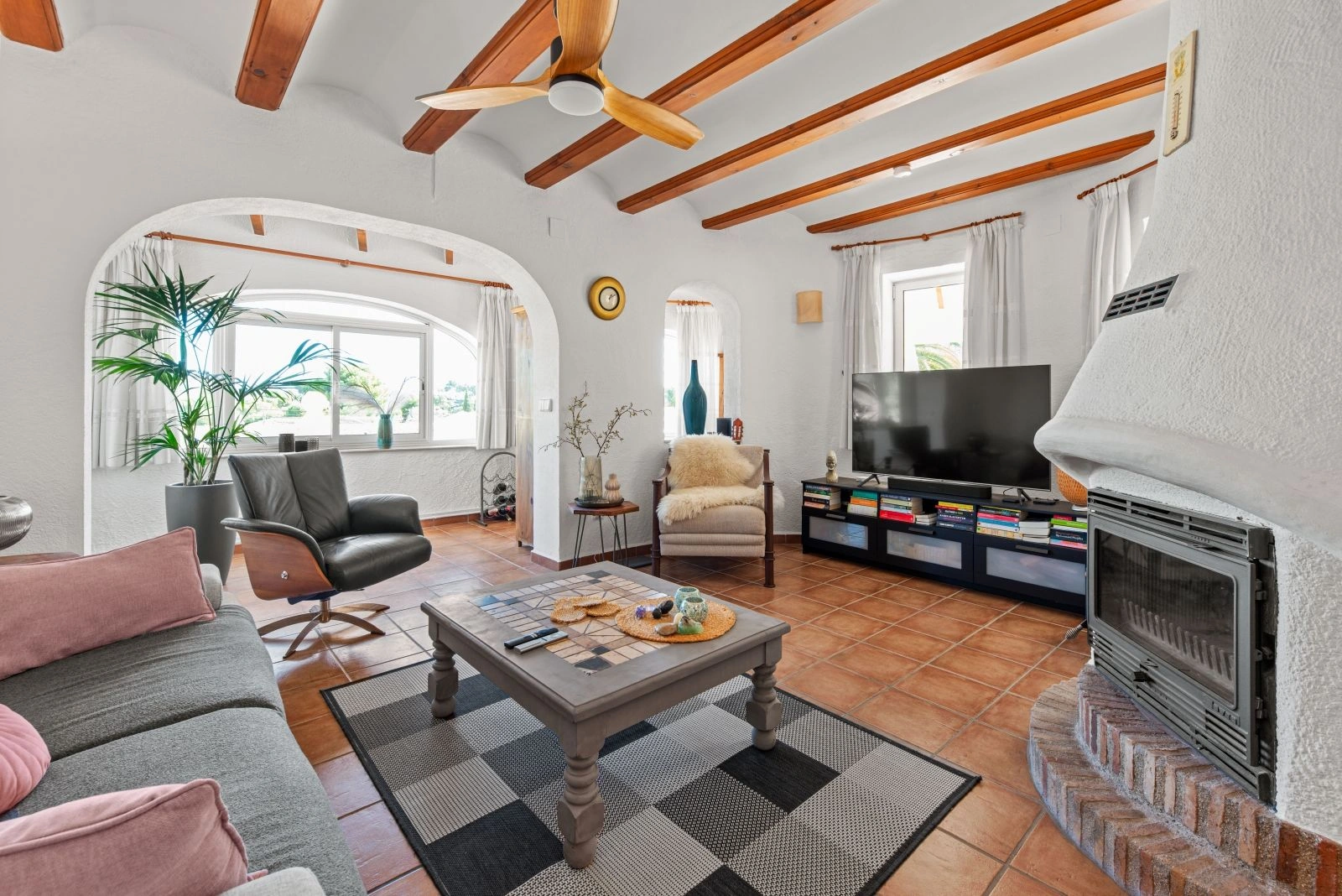Villa mediterránea con carácter, apartamentos de invitados y estupendas vistas