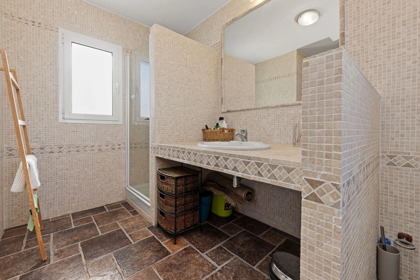 Villa mediterránea con carácter, apartamentos de invitados y estupendas vistas
