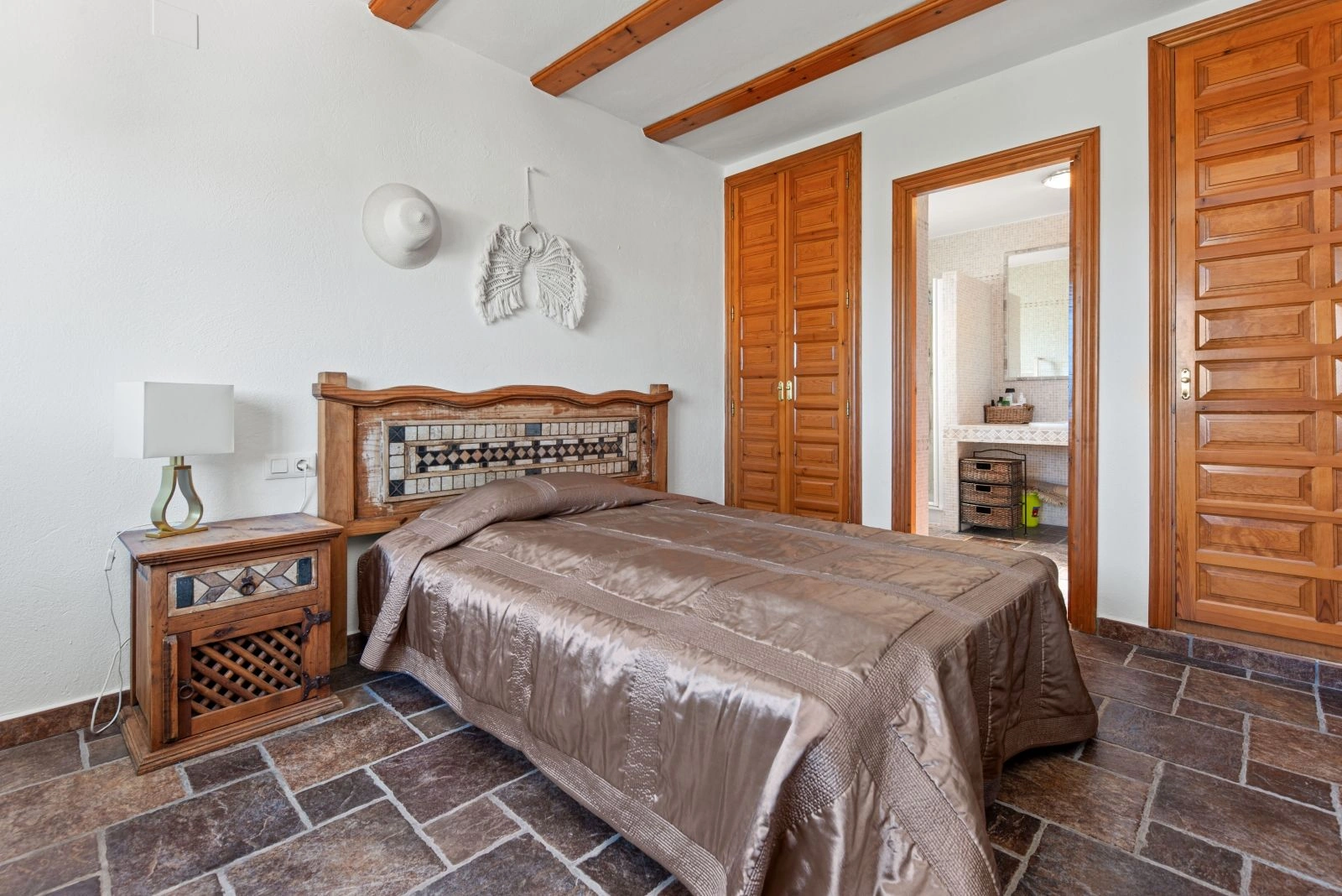 Villa mediterránea con carácter, apartamentos de invitados y estupendas vistas