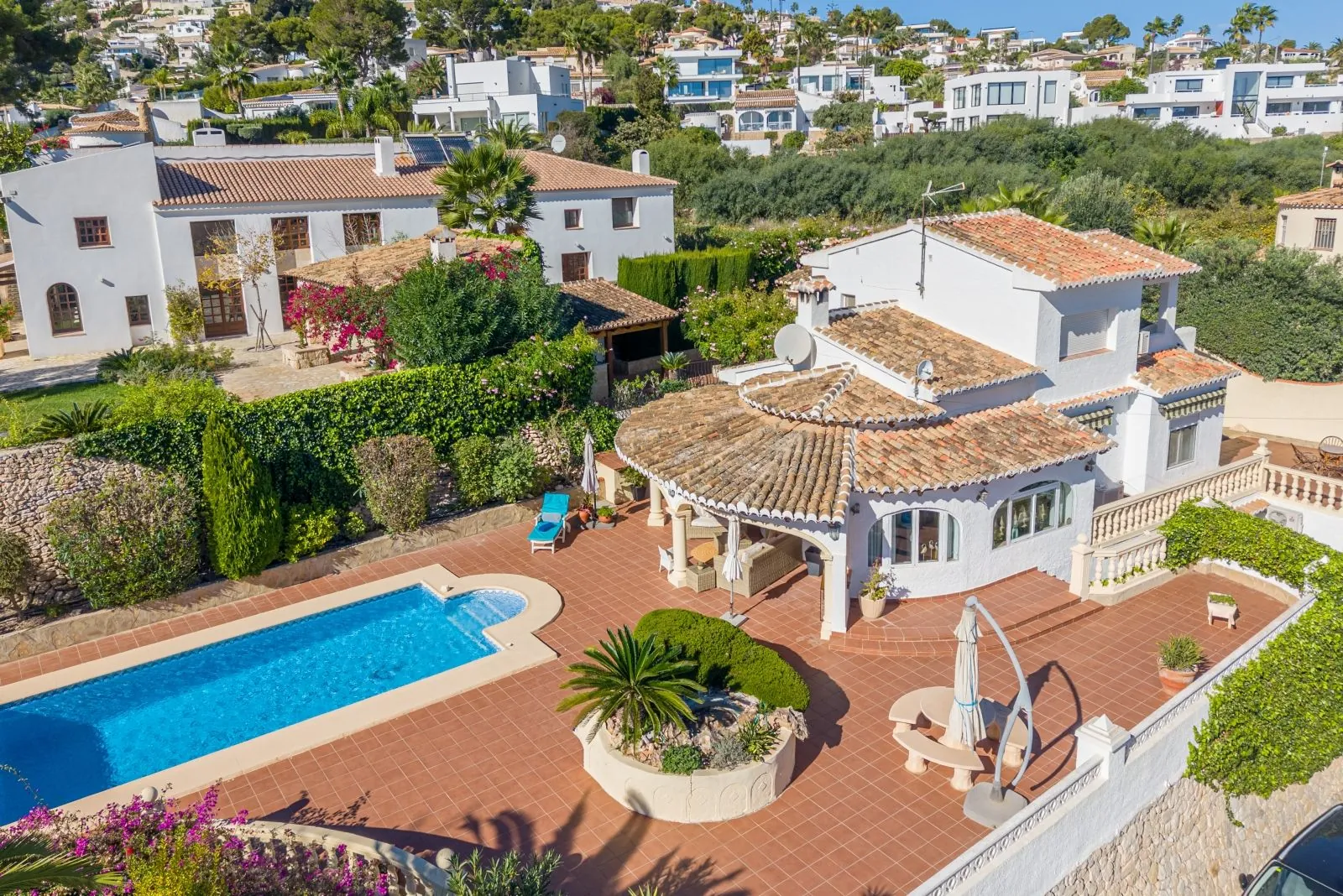 Villa mediterránea con carácter, apartamentos de invitados y estupendas vistas