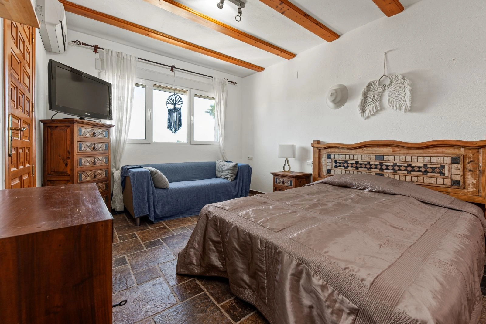 Villa mediterránea con carácter, apartamentos de invitados y estupendas vistas