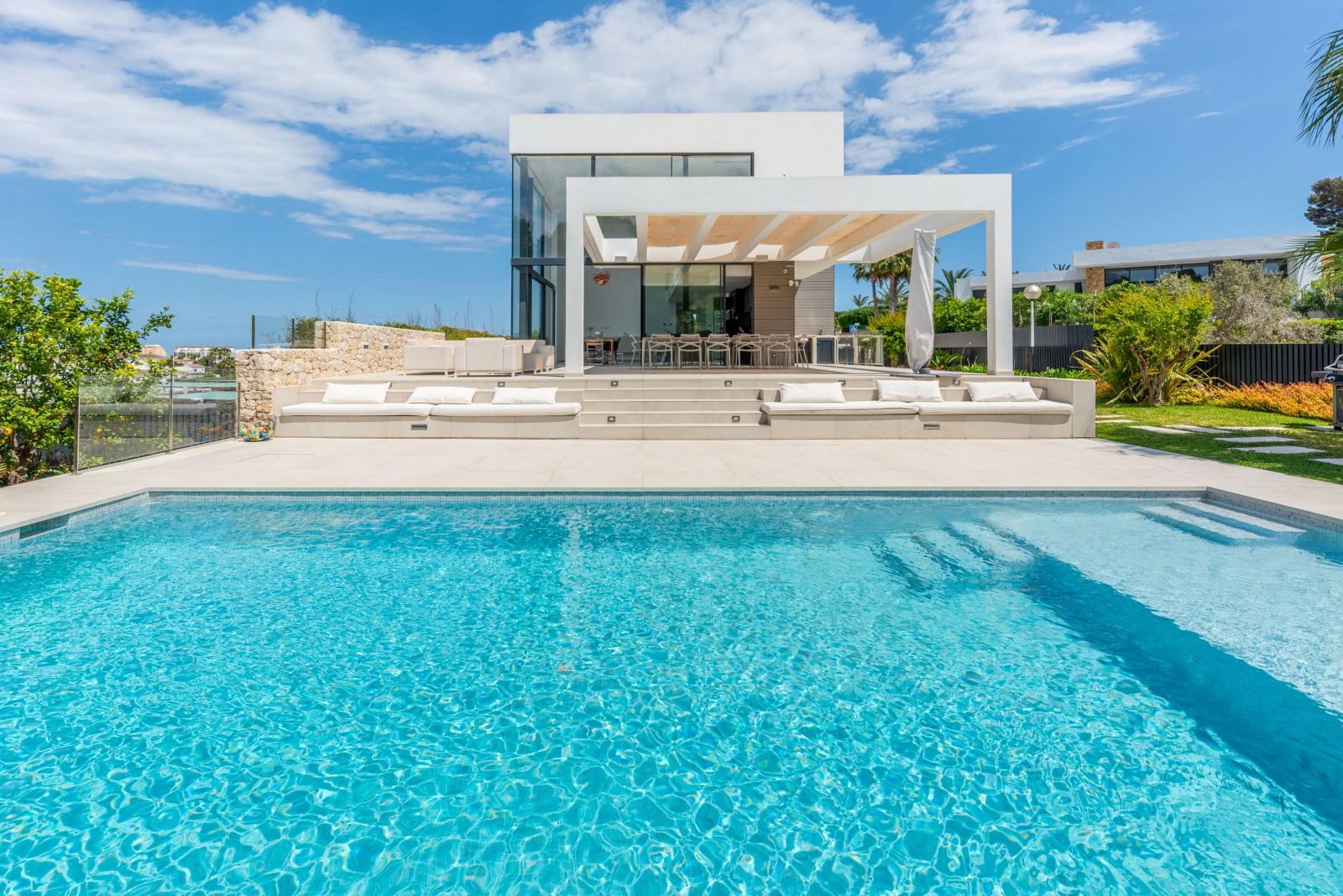 Villa de lujo con 5 dormitorios, espacioso garaje, y a 1.2 km de la playa del Arenal