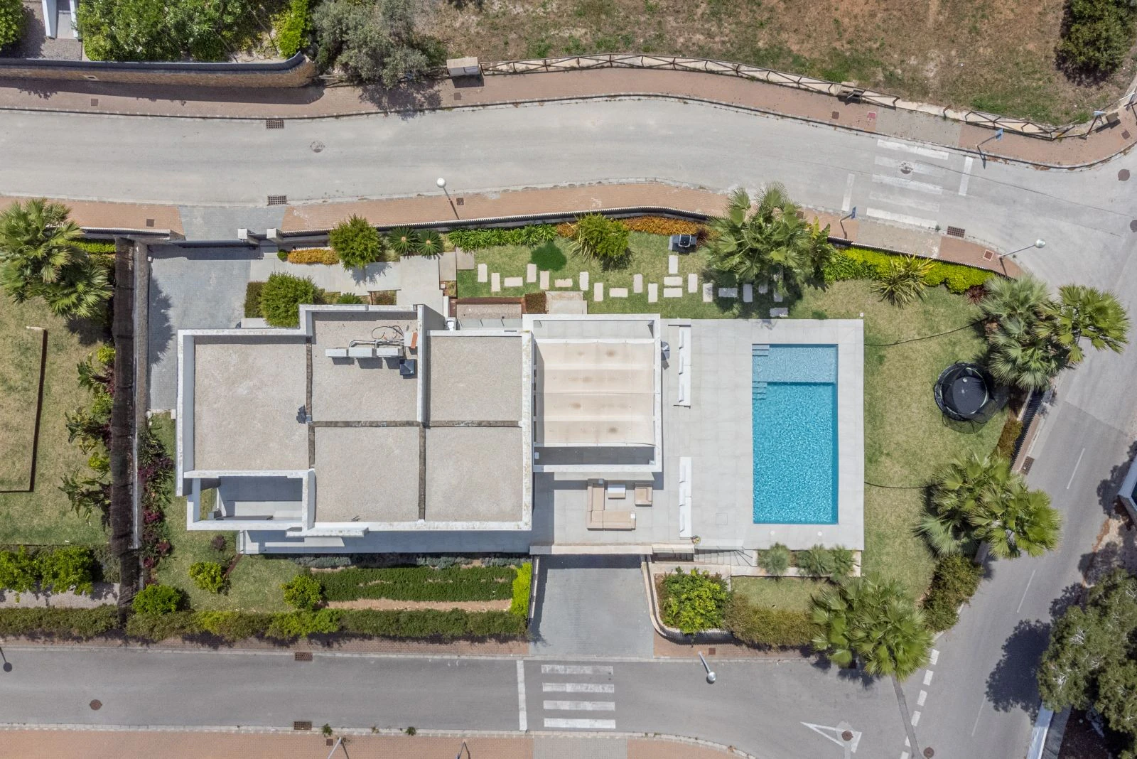 Villa de lujo con 5 dormitorios, espacioso garaje, y a 1.2 km de la playa del Arenal