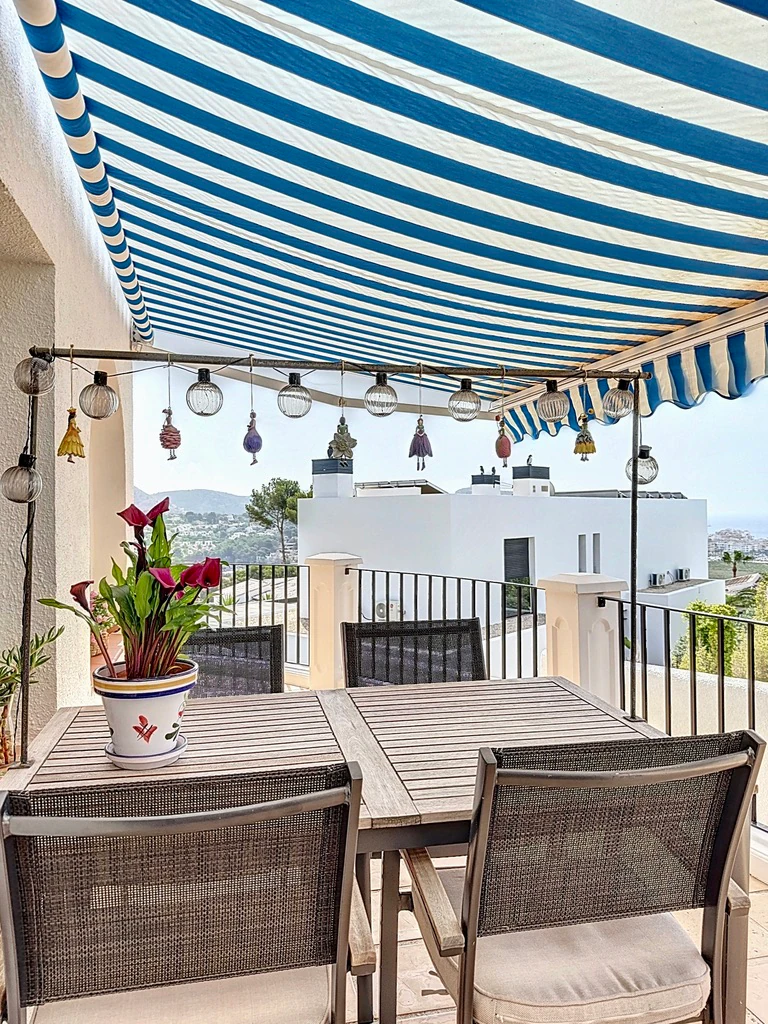 Encantadora villa de 3 habitaciones en Moraira con vistas al mar.