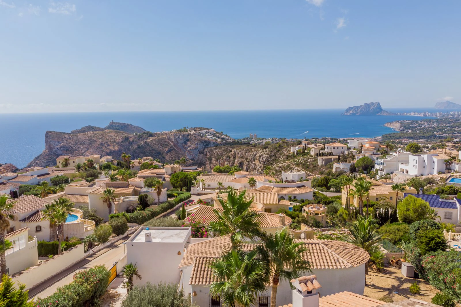 Villa mediterránea con acabados de lujo de alta gama y vistas al mar a 5 minutos de Moraira