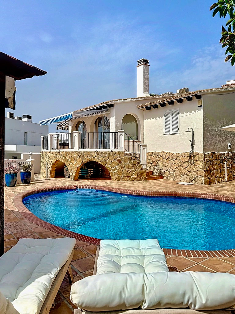 Encantadora villa de 3 habitaciones en Moraira con vistas al mar.