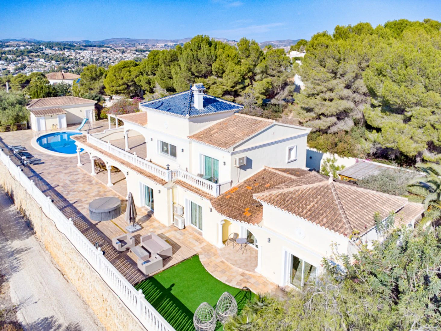 Gran villa elegante con vistas al mar en venta en Moraira