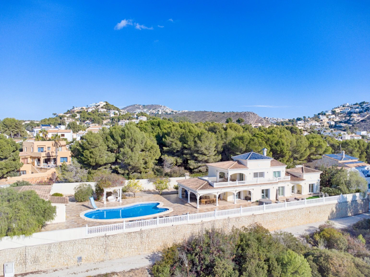 Gran villa elegante con vistas al mar en venta en Moraira