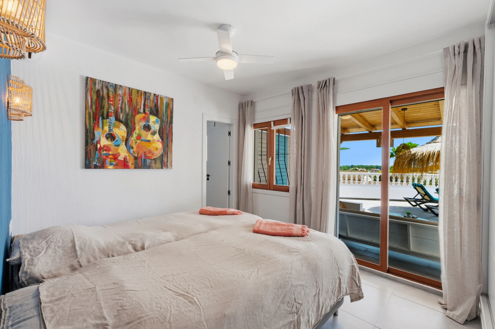 Exclusiva, moderna y completamente renovada villa con vistas panorámicas al mar en venta en Moraira – ubicación privilegiada cercana al centro y la playa.