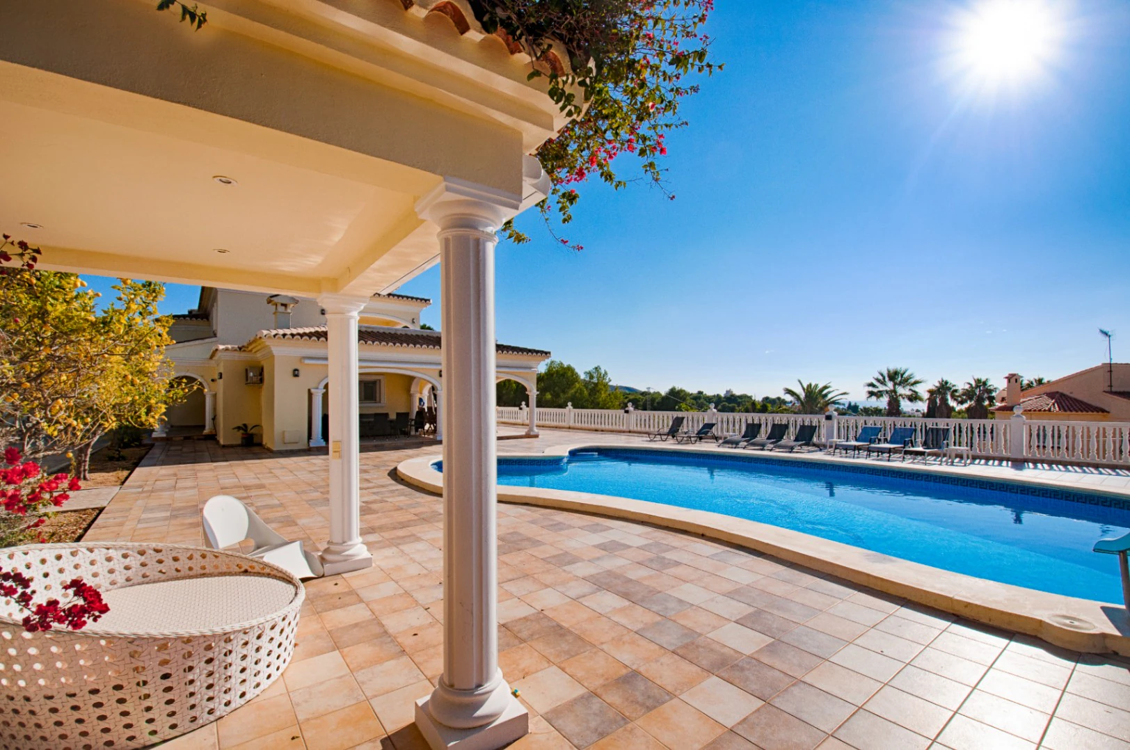 Gran villa elegante con vistas al mar en venta en Moraira