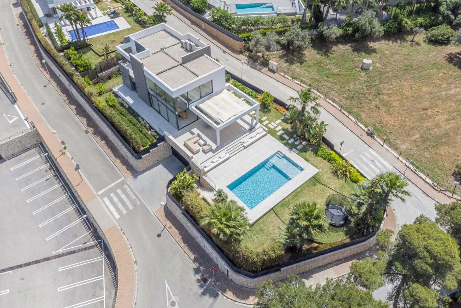 Villa de lujo con 5 dormitorios, espacioso garaje, y a 1.2 km de la playa del Arenal