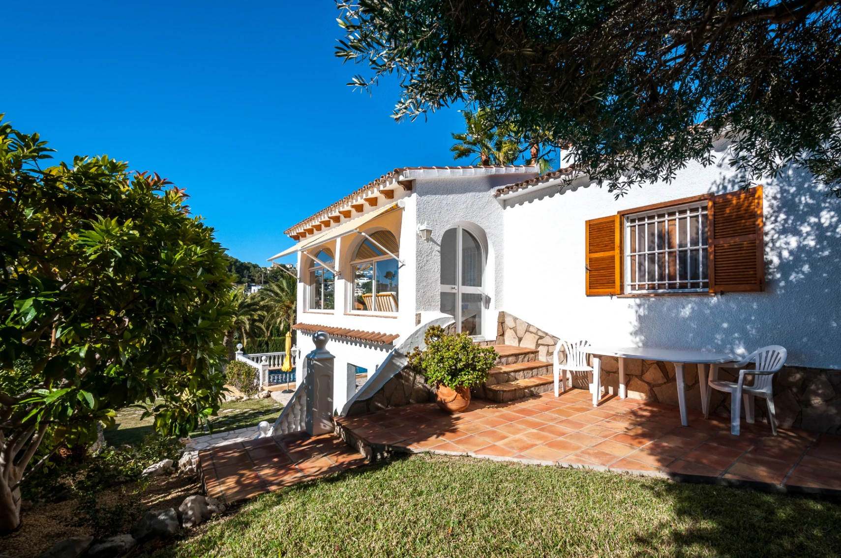 Villa mediterránea orientada al suroeste en Benissa cerca del campo de golf San Jaime.