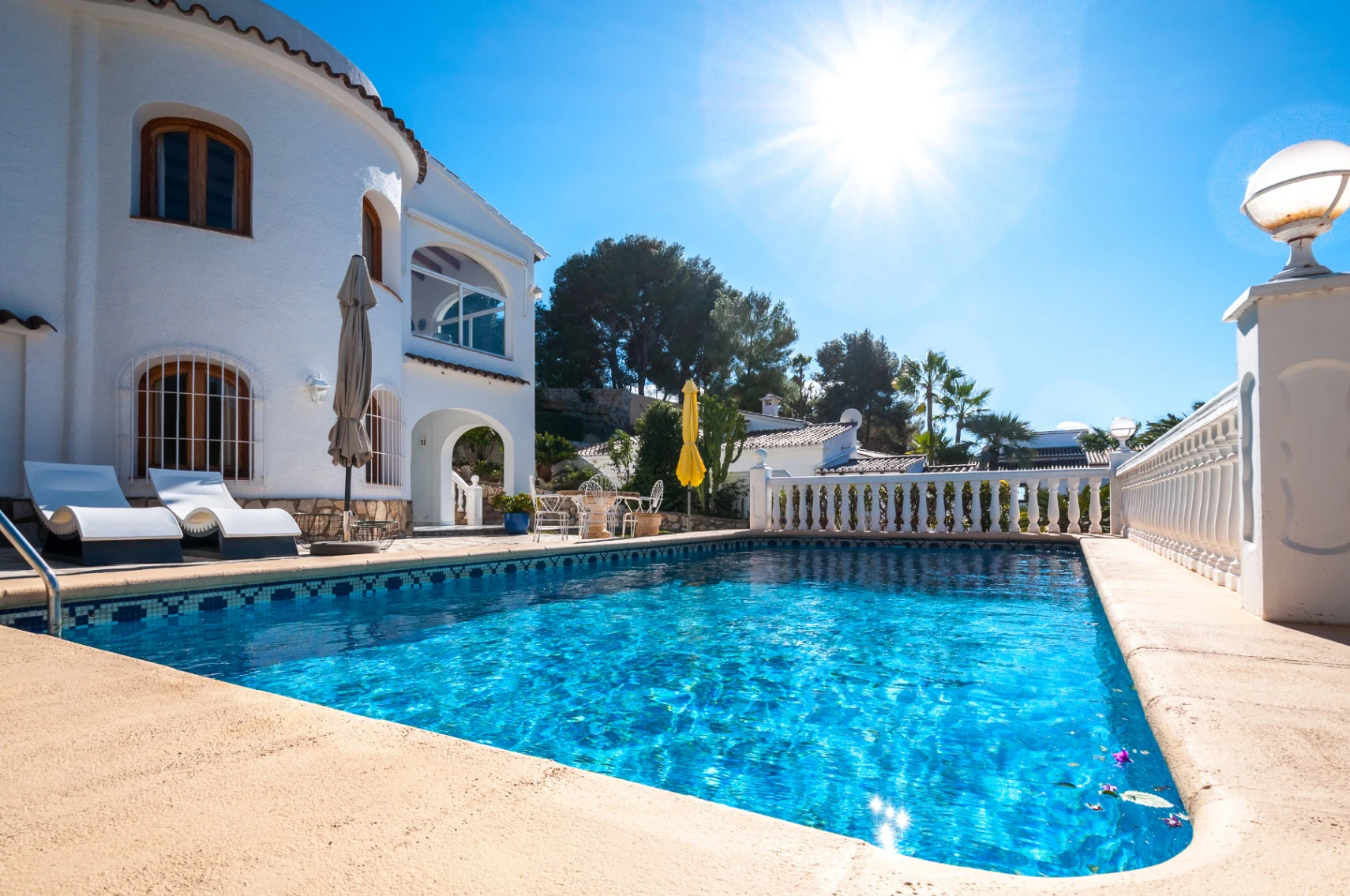 Villa mediterránea orientada al suroeste en Benissa cerca del campo de golf San Jaime.