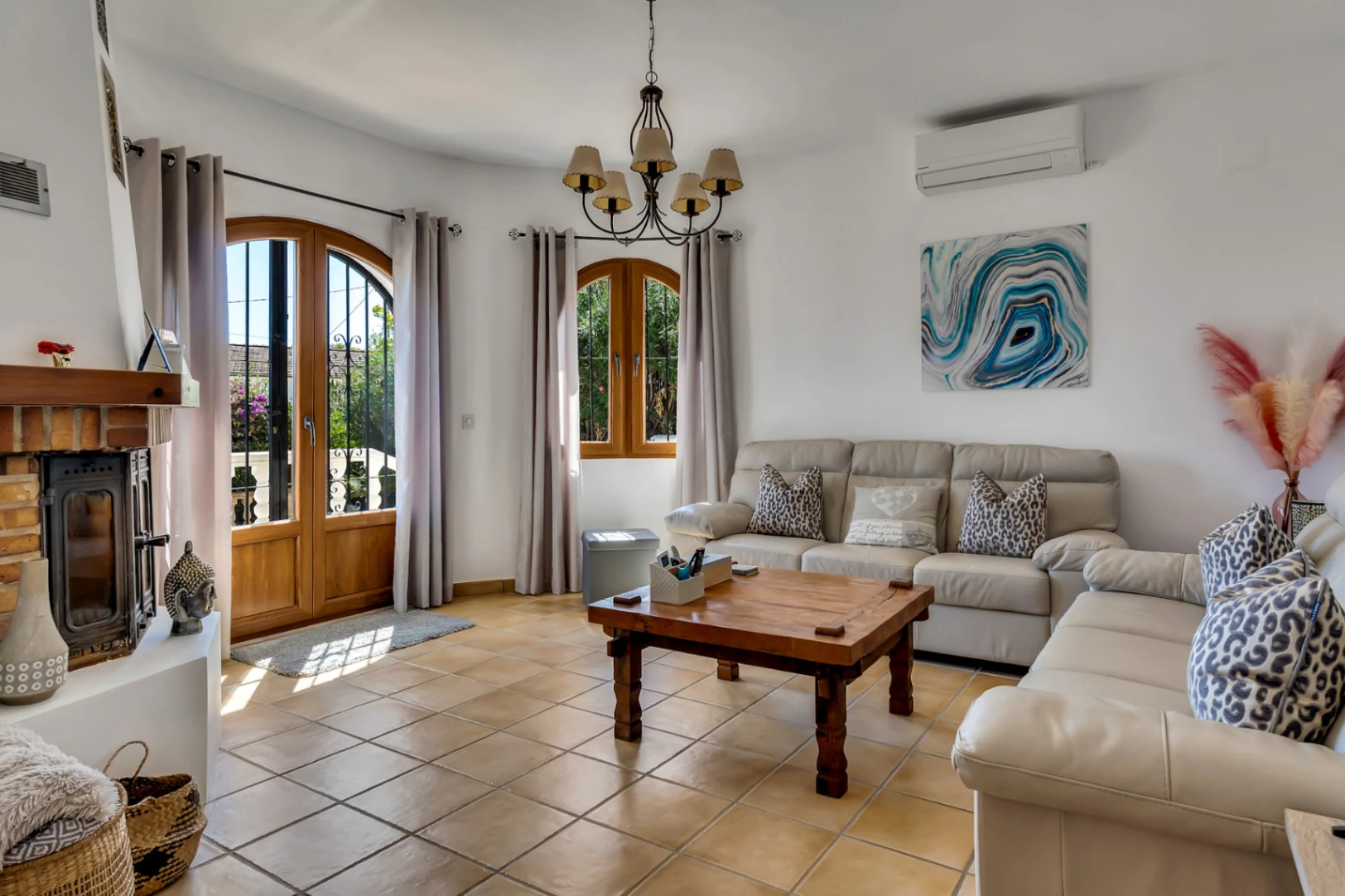 Encantadora villa con piscina privada en una parcela plana, con vistas al mar y un espacio exterior perfecto para disfrutar del estilo de vida español.