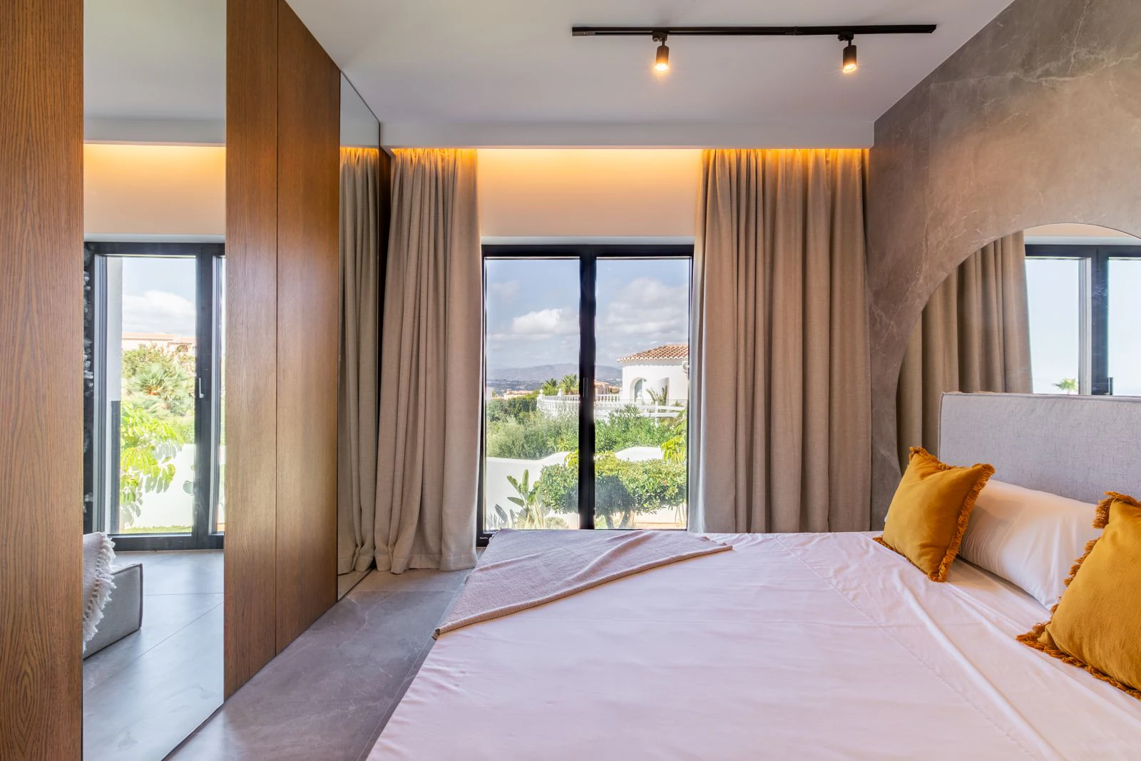 Villa mediterránea con acabados de lujo de alta gama y vistas al mar a 5 minutos de Moraira