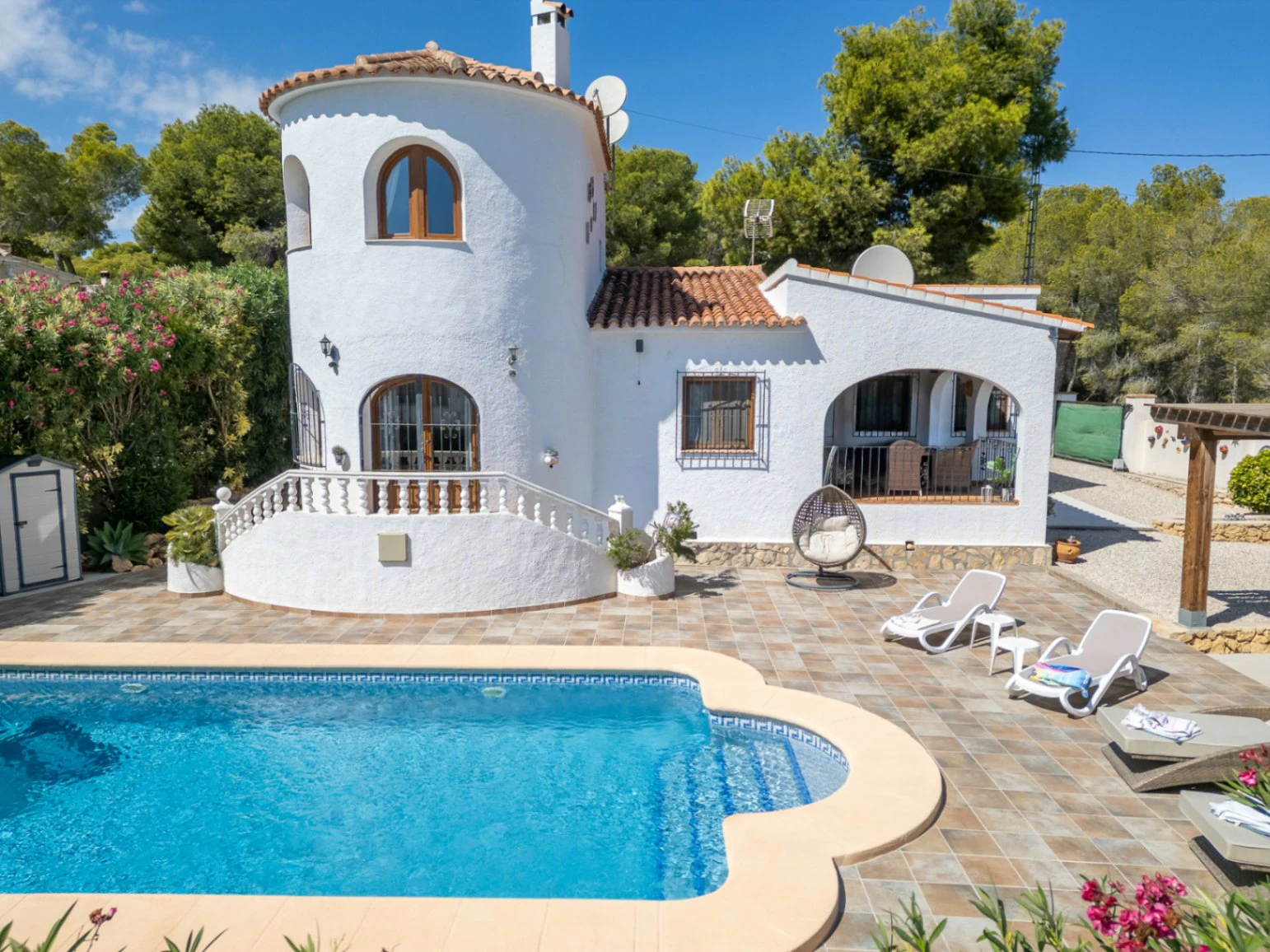 Encantadora villa con piscina privada en una parcela plana, con vistas al mar y un espacio exterior perfecto para disfrutar del estilo de vida español.