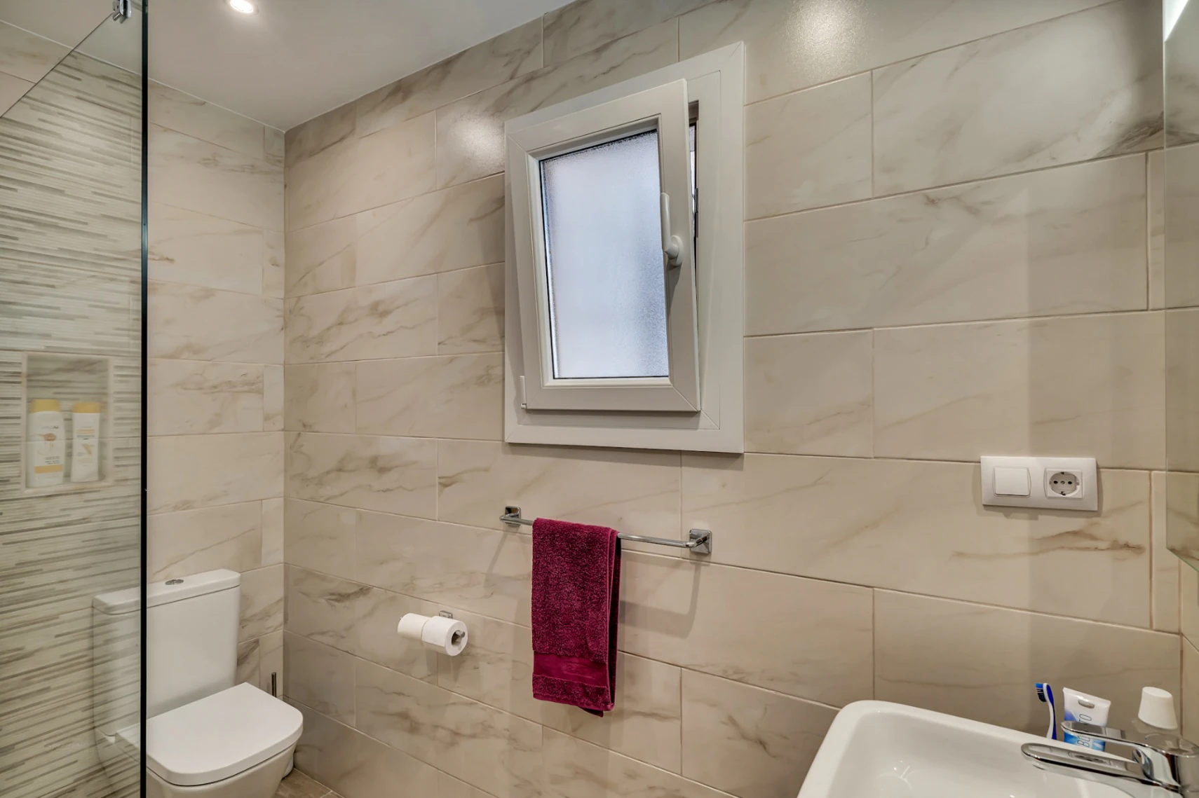 Encantadora villa con piscina privada en una parcela plana, con vistas al mar y un espacio exterior perfecto para disfrutar del estilo de vida español.