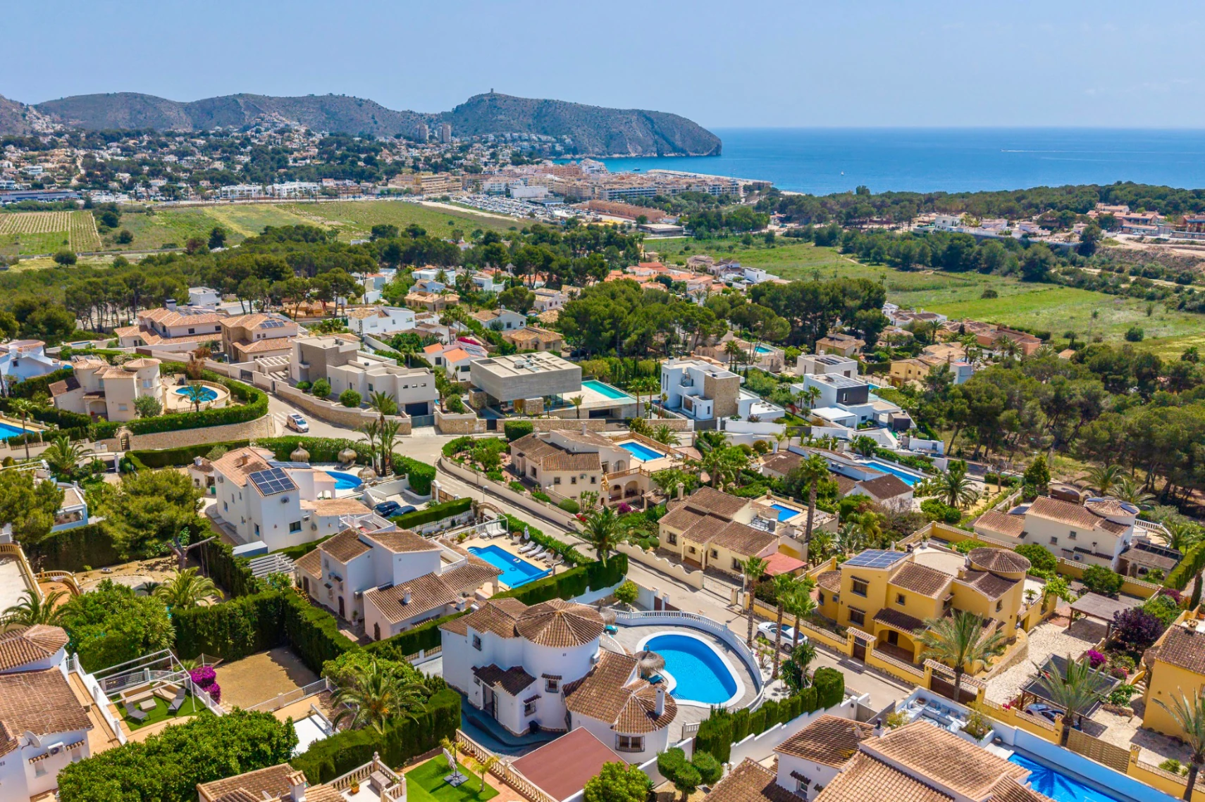 Exclusiva, moderna y completamente renovada villa con vistas panorámicas al mar en venta en Moraira – ubicación privilegiada cercana al centro y la playa.