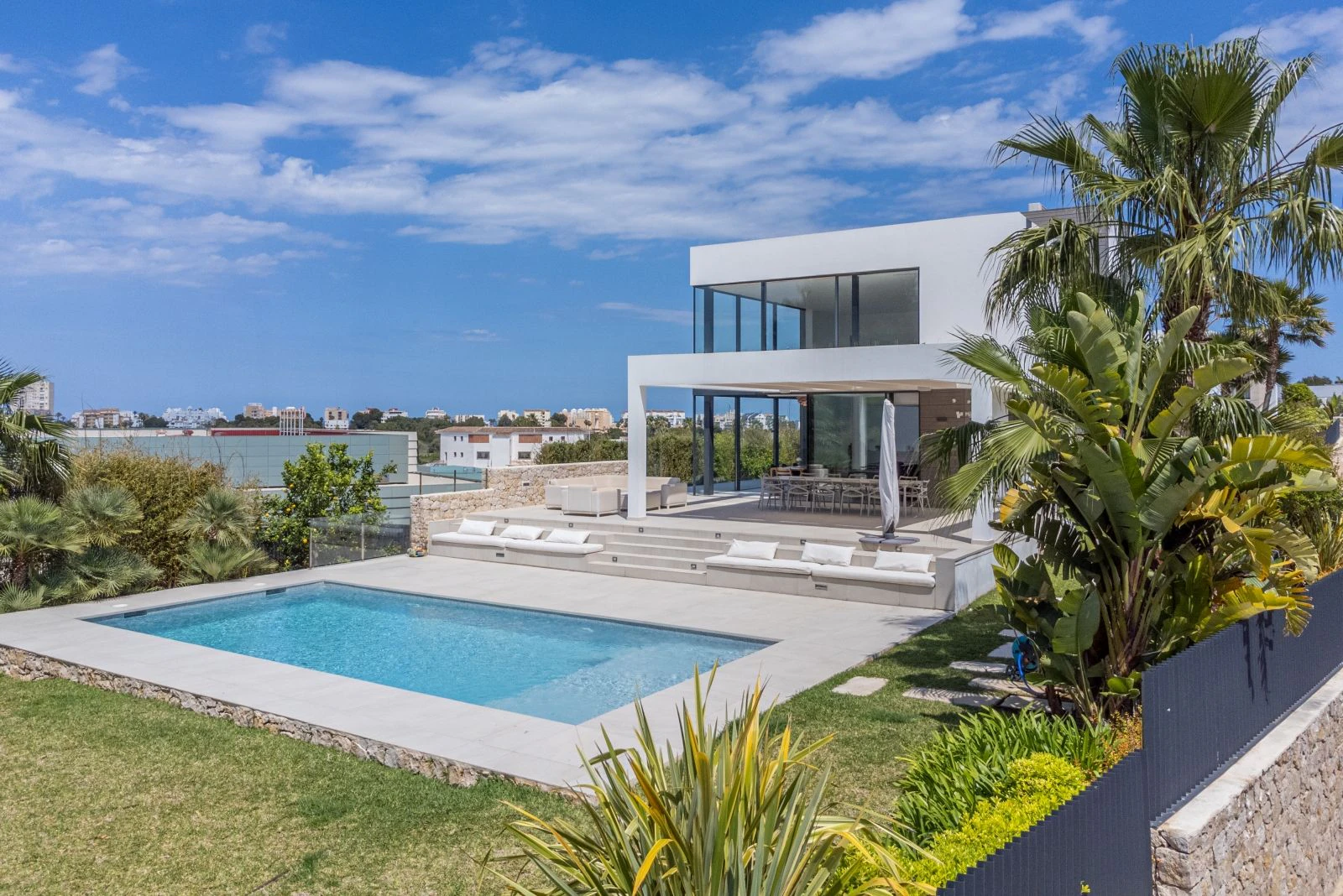 Villa de lujo con 5 dormitorios, espacioso garaje, y a 1.2 km de la playa del Arenal
