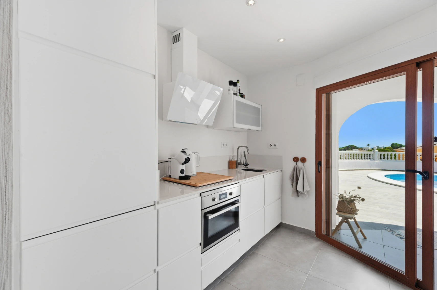 Exclusiva, moderna y completamente renovada villa con vistas panorámicas al mar en venta en Moraira – ubicación privilegiada cercana al centro y la playa.