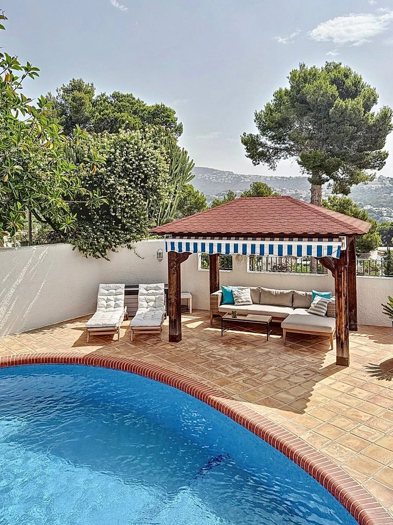 Encantadora villa de 3 habitaciones en Moraira con vistas al mar.