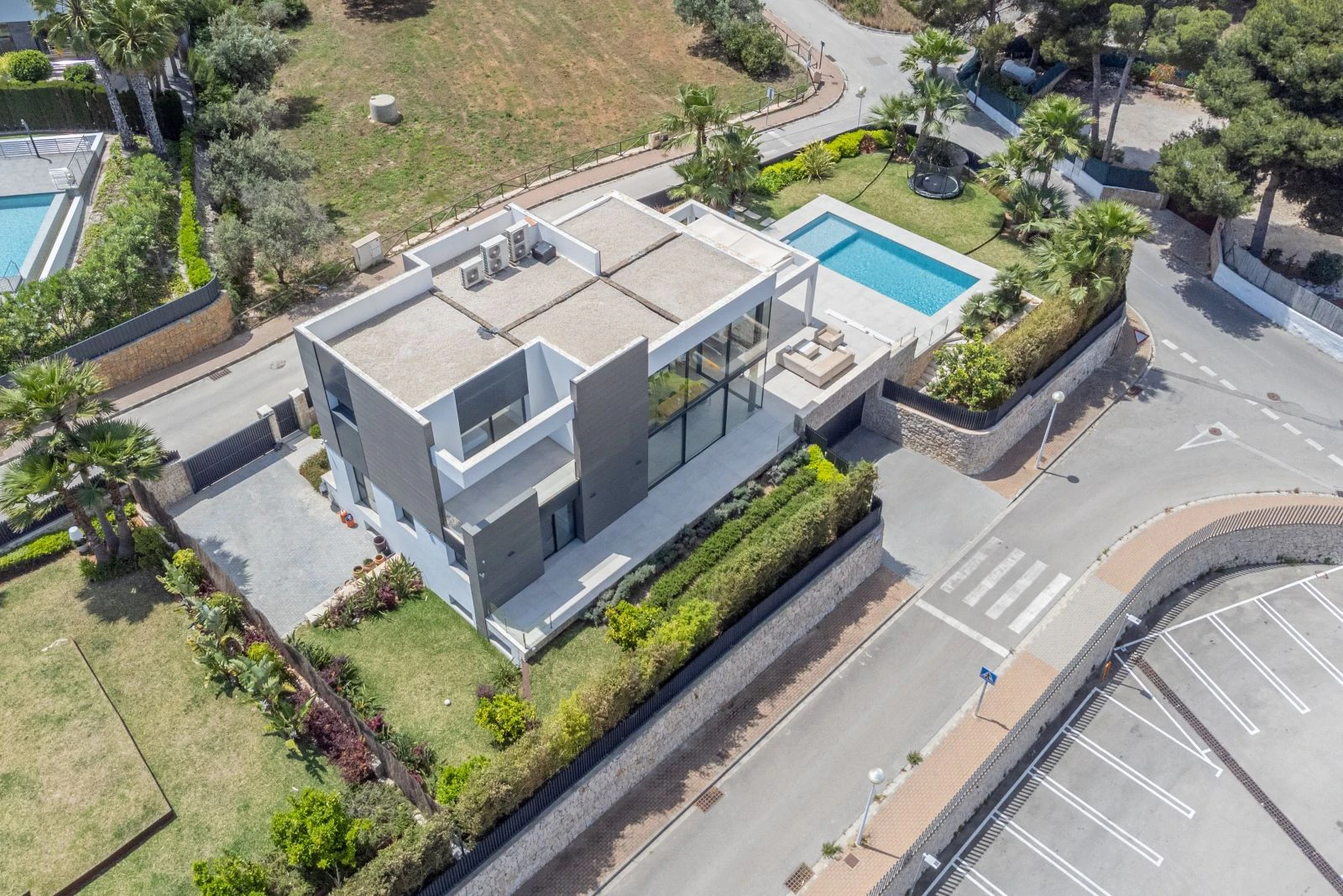 Villa de lujo con 5 dormitorios, espacioso garaje, y a 1.2 km de la playa del Arenal
