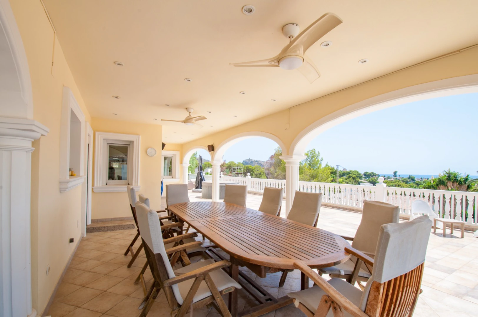 Gran villa elegante con vistas al mar en venta en Moraira