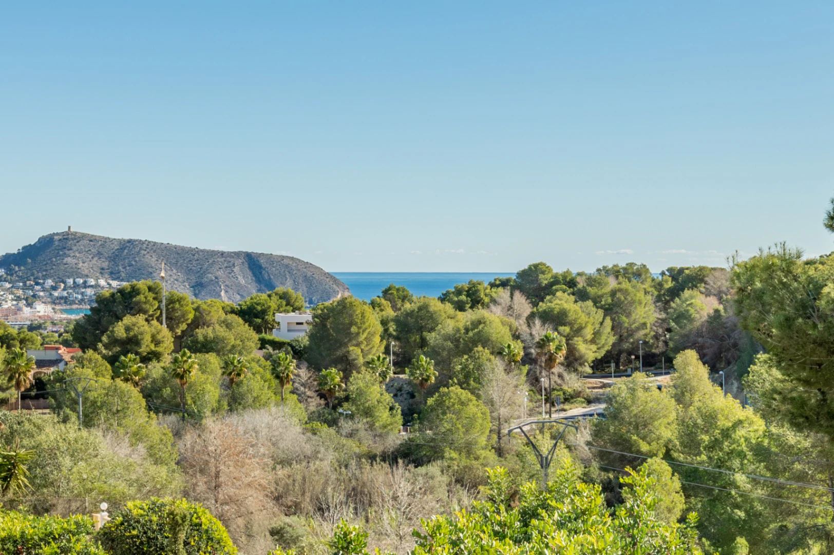 Oportunidad en Moraira: Villa Mediterránea con Apartamento de Invitados, Gran Piscina y Privacidad Total