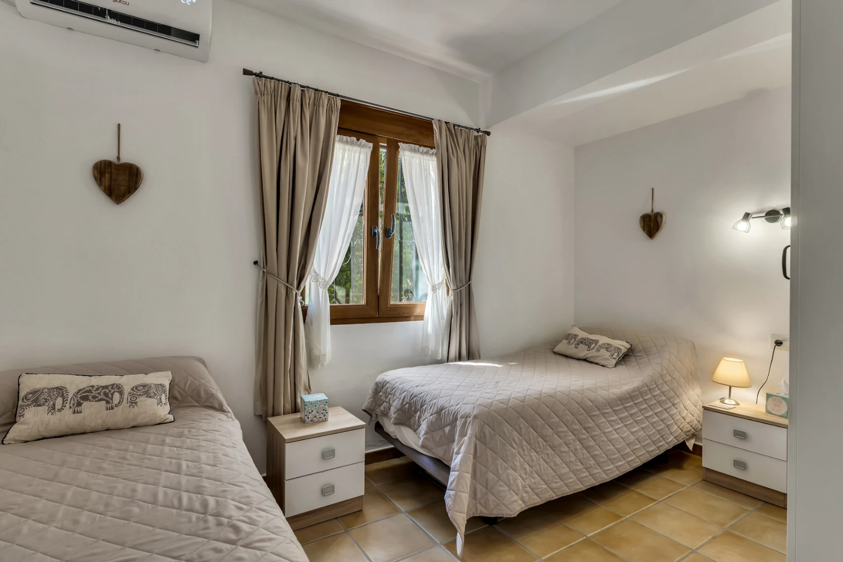 Encantadora villa con piscina privada en una parcela plana, con vistas al mar y un espacio exterior perfecto para disfrutar del estilo de vida español.