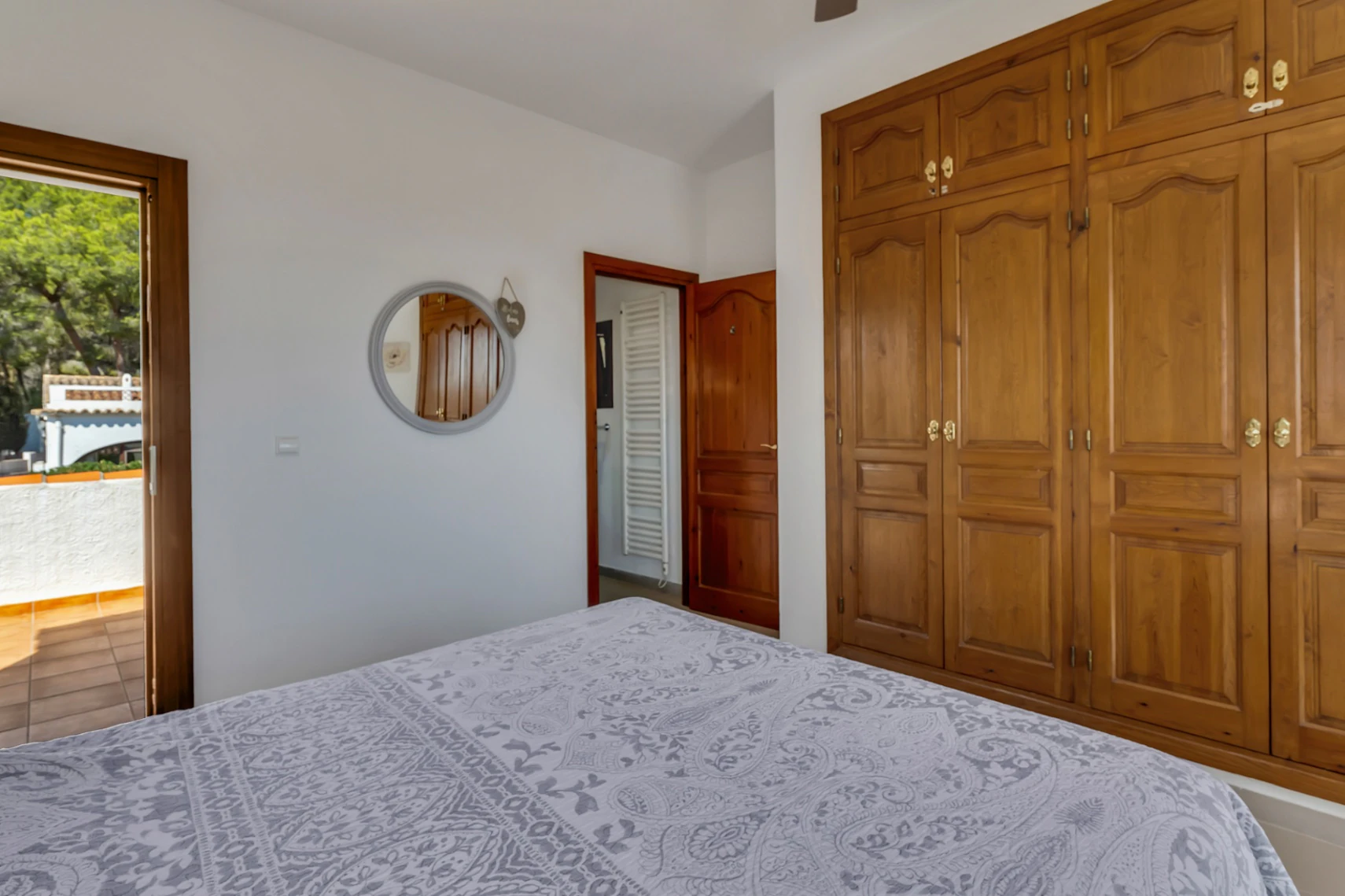 Encantadora villa con piscina privada en una parcela plana, con vistas al mar y un espacio exterior perfecto para disfrutar del estilo de vida español.