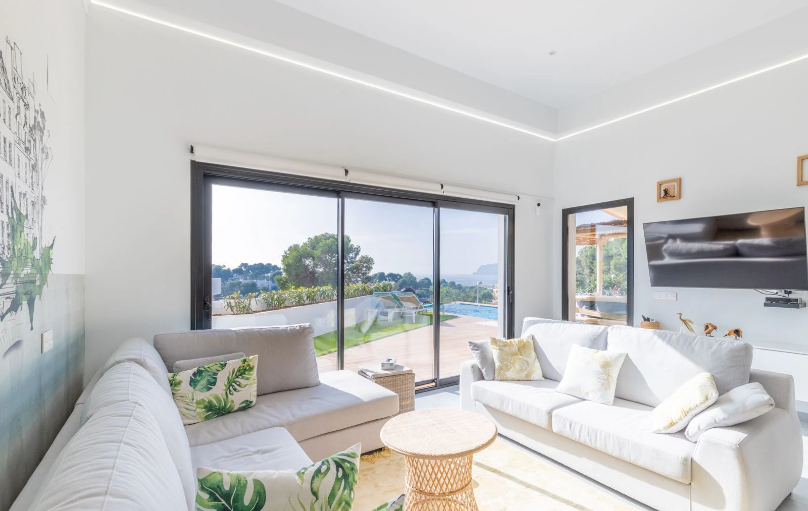 VILLA DE LUJO CON VISTAS AL MAR Y 2 APARTAMENTOS SEPARADOS – IDEAL COMO INVERSION DE ALQUILER EN MORAIRA