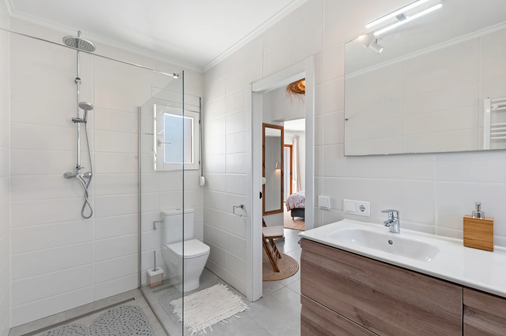 Exclusiva, moderna y completamente renovada villa con vistas panorámicas al mar en venta en Moraira – ubicación privilegiada cercana al centro y la playa.