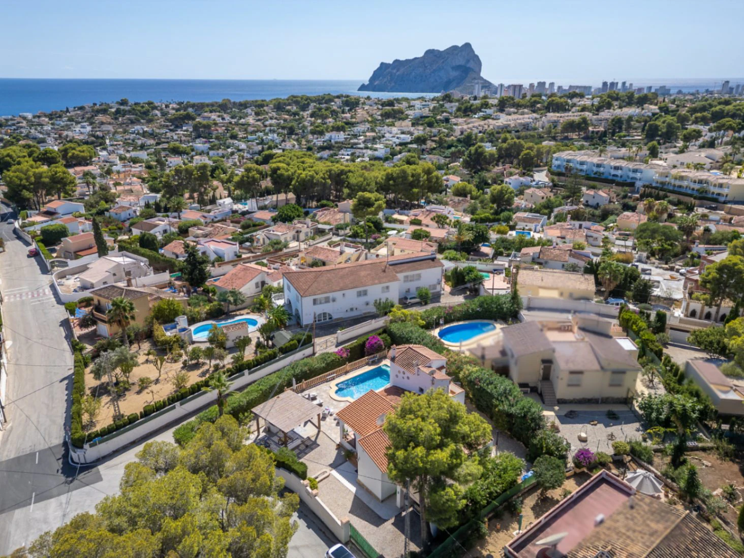Encantadora villa con piscina privada en una parcela plana, con vistas al mar y un espacio exterior perfecto para disfrutar del estilo de vida español.