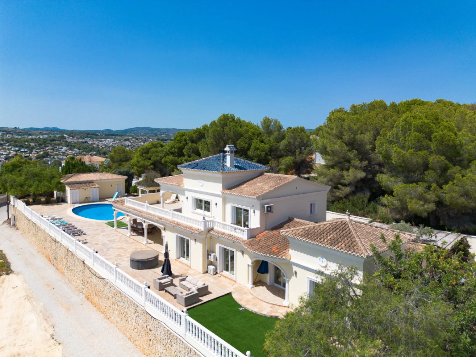 Gran villa elegante con vistas al mar en venta en Moraira