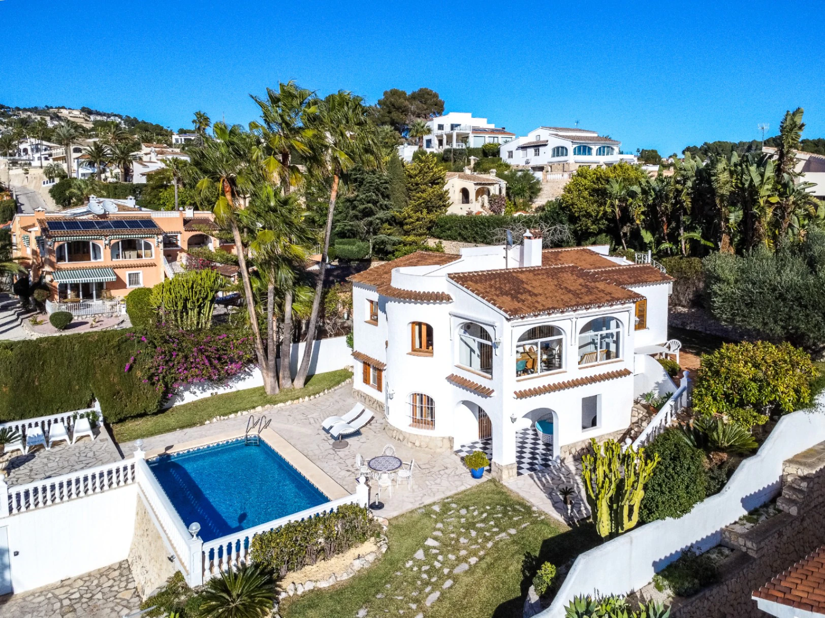 Villa mediterránea orientada al suroeste en Benissa cerca del campo de golf San Jaime.