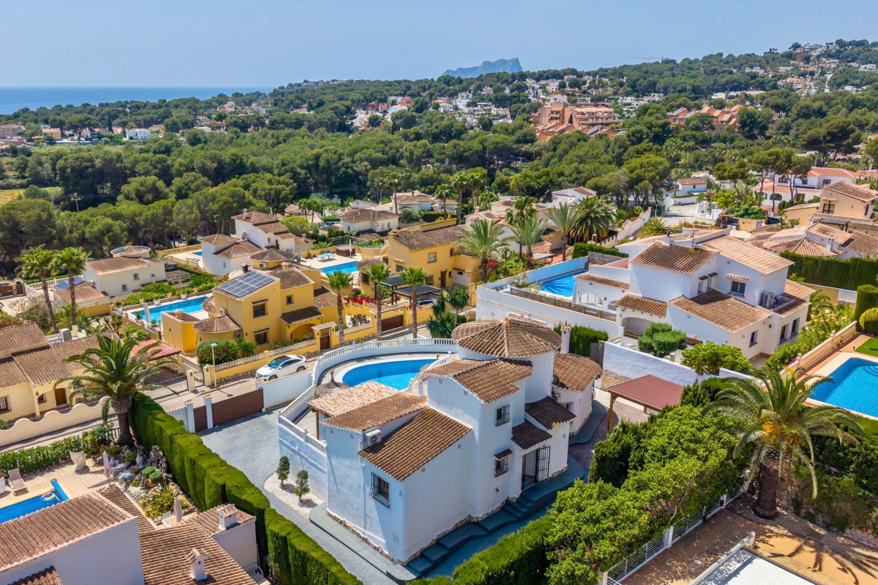 Exclusiva, moderna y completamente renovada villa con vistas panorámicas al mar en venta en Moraira – ubicación privilegiada cercana al centro y la playa.