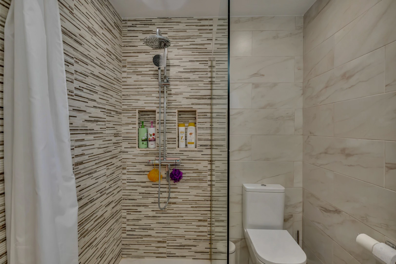 Encantadora villa con piscina privada en una parcela plana, con vistas al mar y un espacio exterior perfecto para disfrutar del estilo de vida español.