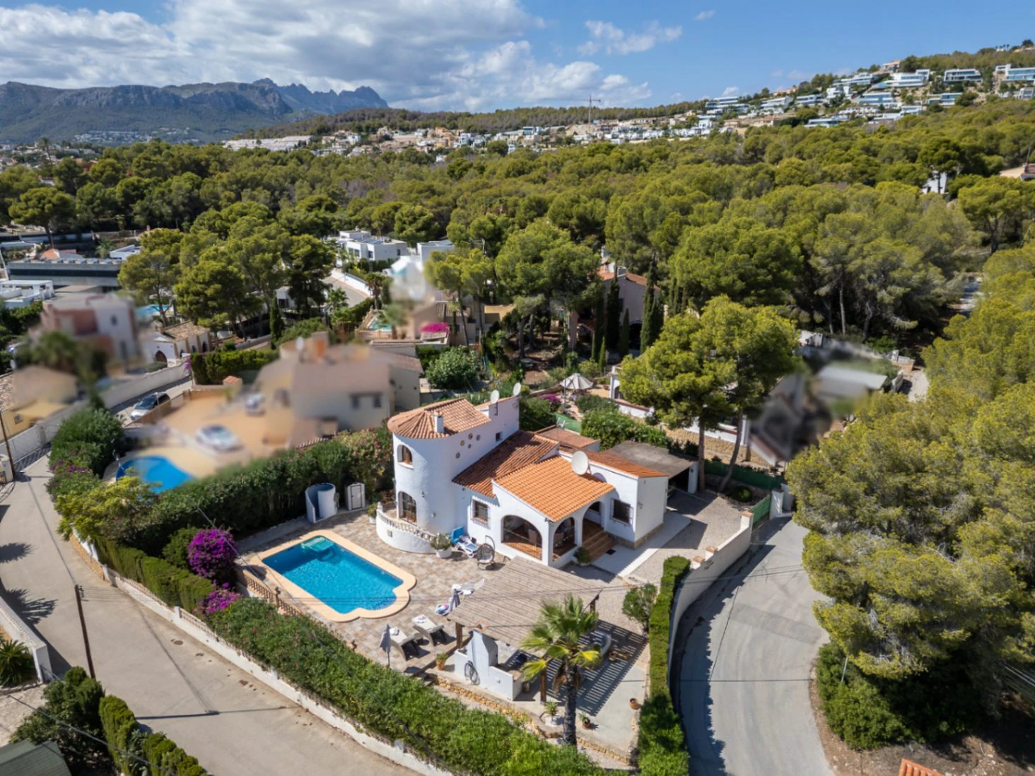 Encantadora villa con piscina privada en una parcela plana, con vistas al mar y un espacio exterior perfecto para disfrutar del estilo de vida español.