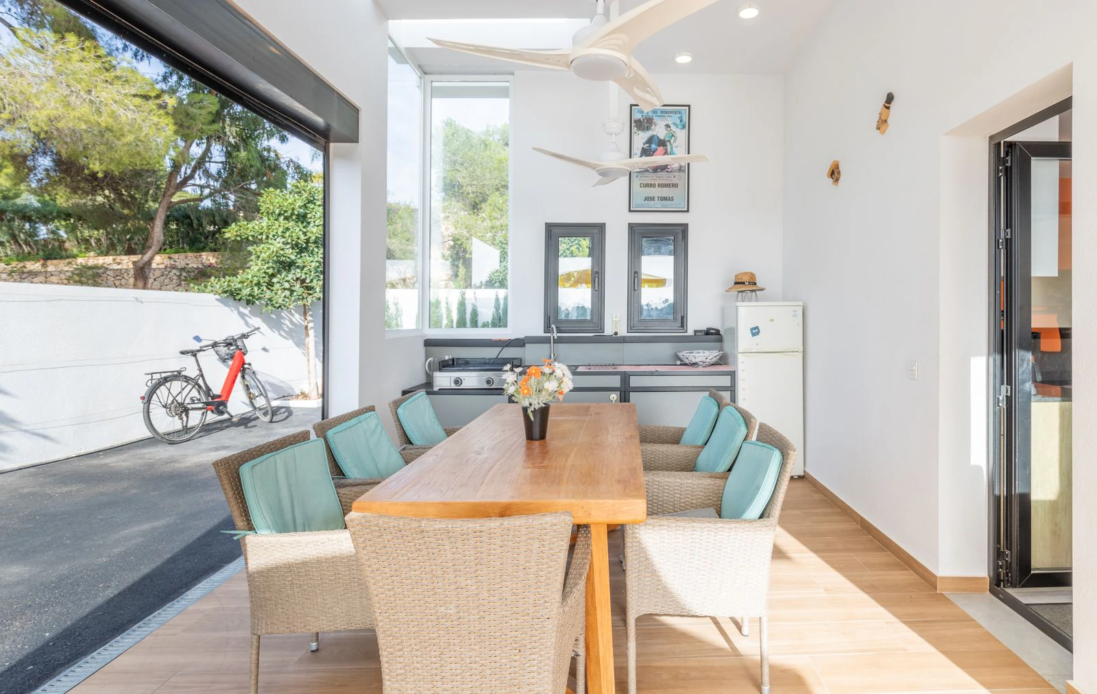 VILLA DE LUJO CON VISTAS AL MAR Y 2 APARTAMENTOS SEPARADOS – IDEAL COMO INVERSION DE ALQUILER EN MORAIRA
