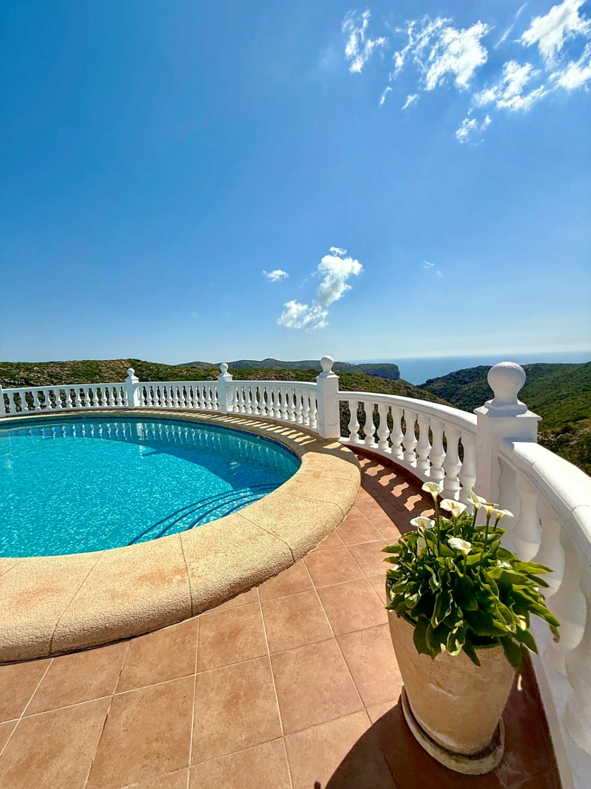 Villa de 3 dormitorios y 3 baños con vista al mar, con vistas al parque natural en Cumbre del Sol.